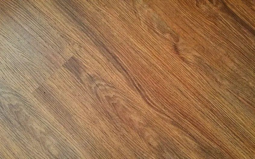 Lames de parquet posées, finition d’un sol rénové